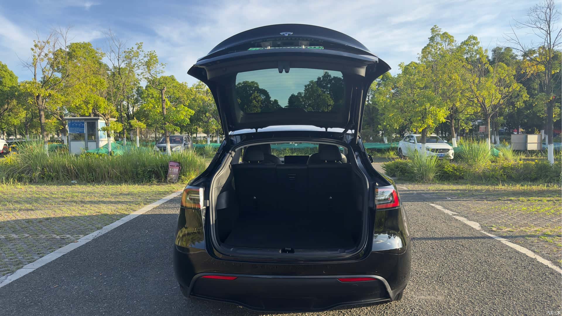 Tesla Model Y, 2023 16