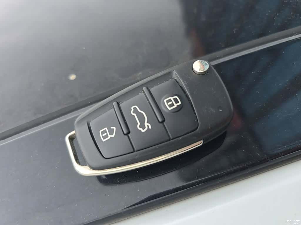 Audi Q2L, 2023 9