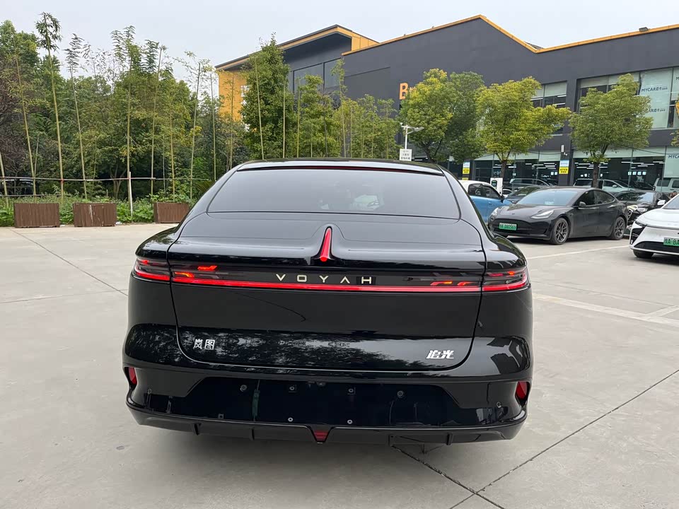 VOYAH Lantu chasing light