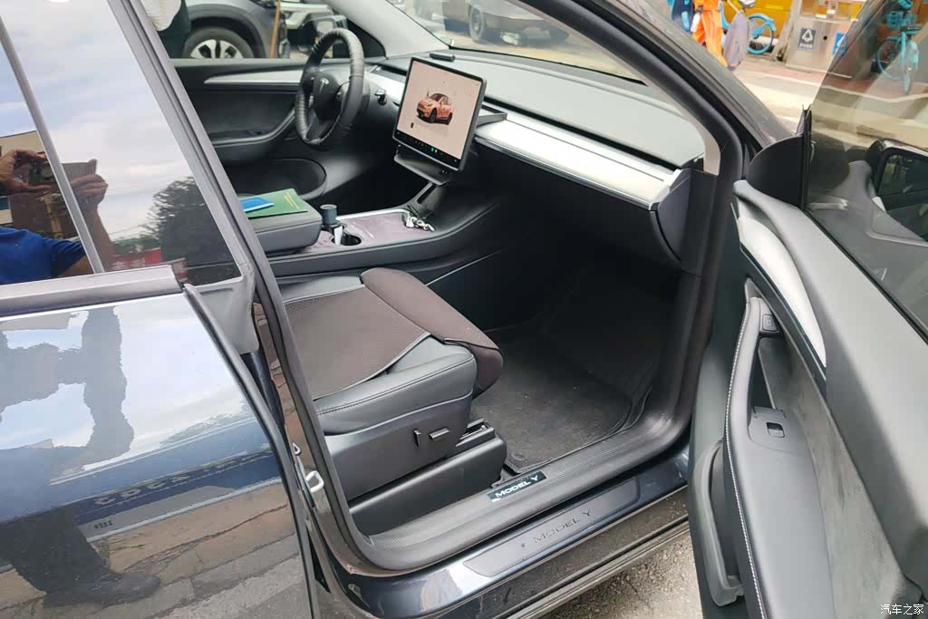 Tesla Model Y, 2025 8