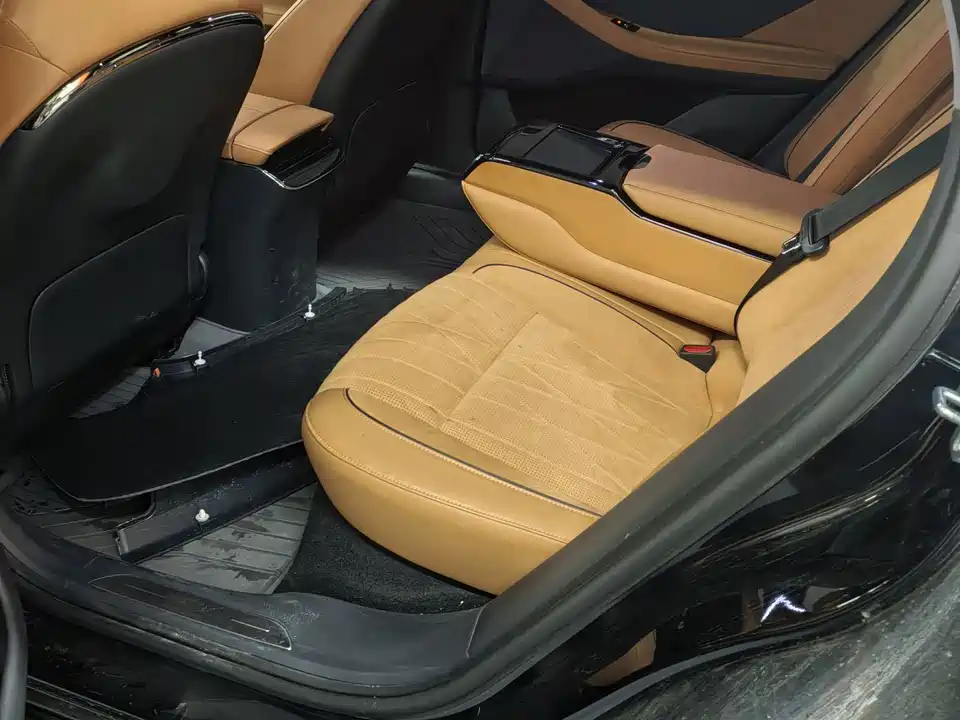 VOYAH Lantu chasing light