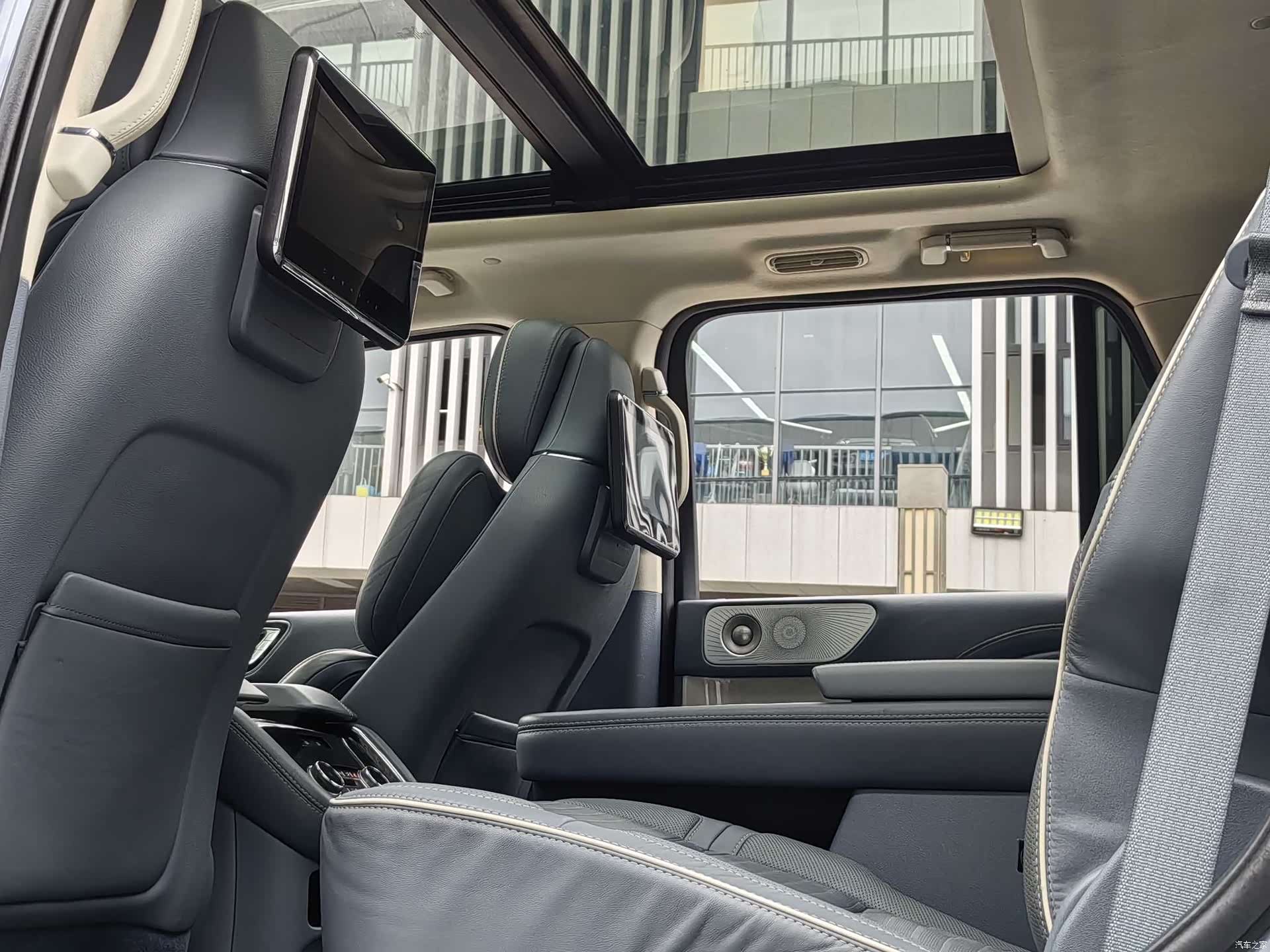 Lincoln Navigator, 2021 13