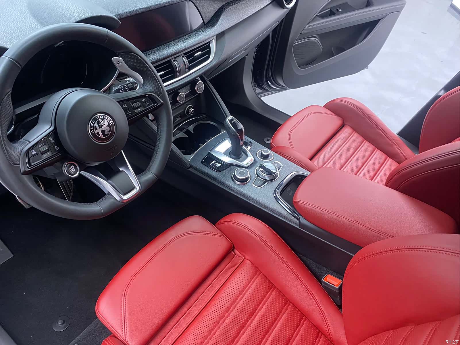 Alfa Romeo Stelvio, 2025 7