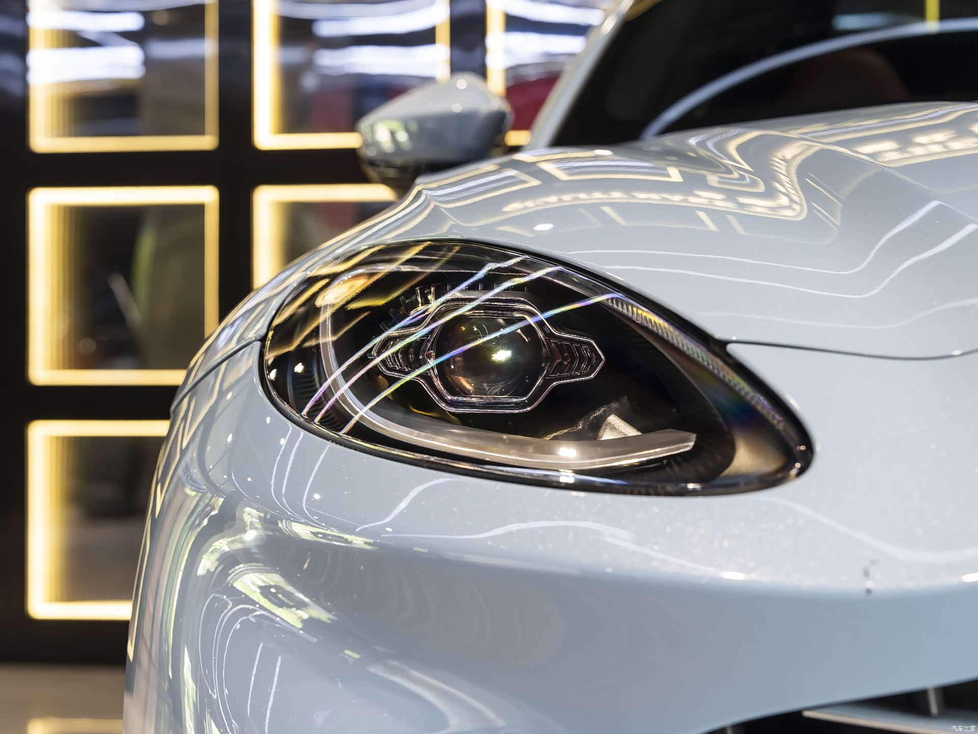 Aston Martin DBX, 2022 8