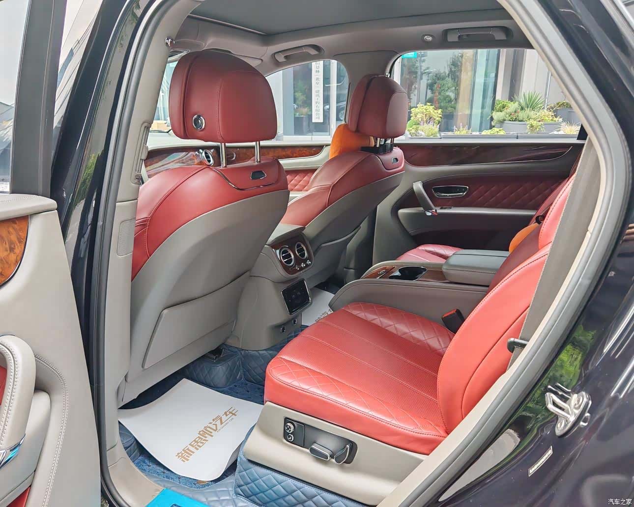 Bentley Bentayga, 2019 10