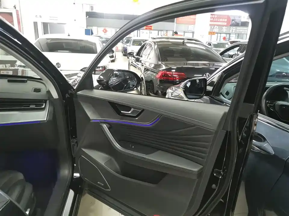 Hongqi HS5