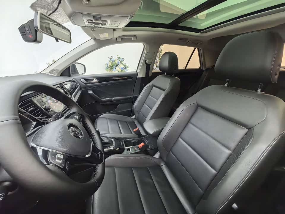 Volkswagen T-ROC exploring Songs