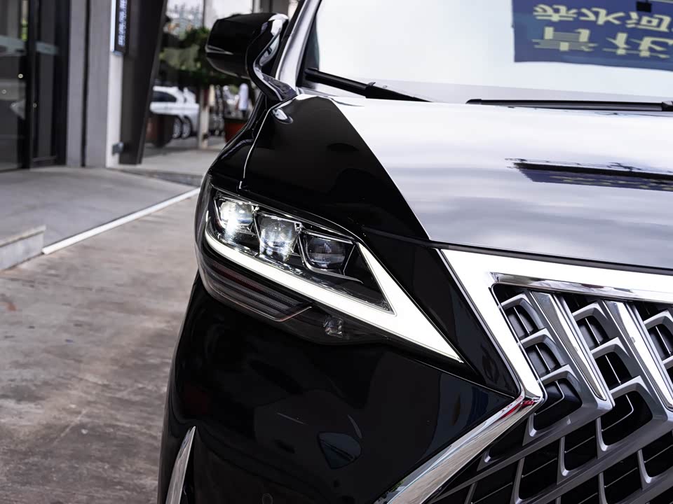 Lexus LM