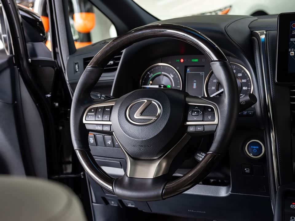 Lexus LM