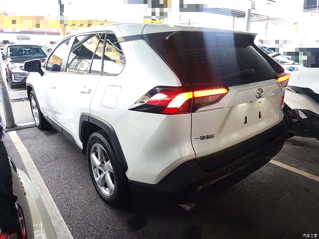 Toyota RAV4, 2021 все фото