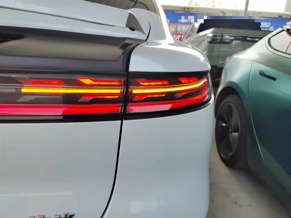 VOYAH Lantu chasing light