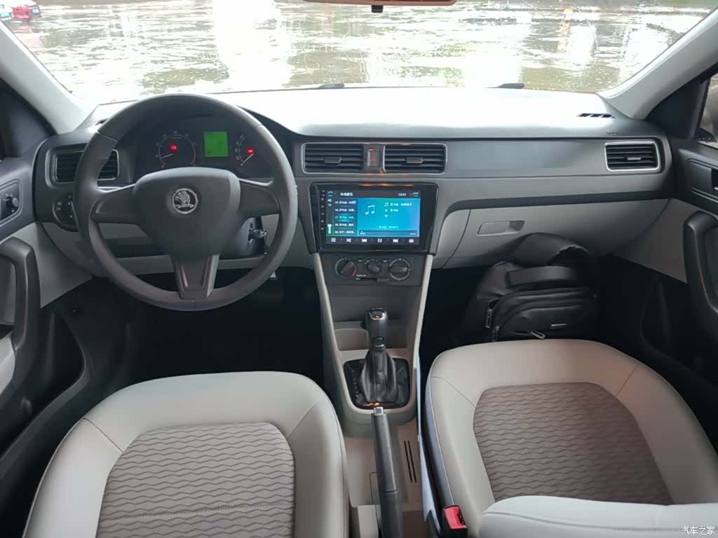 Skoda Rapid, 2017 10