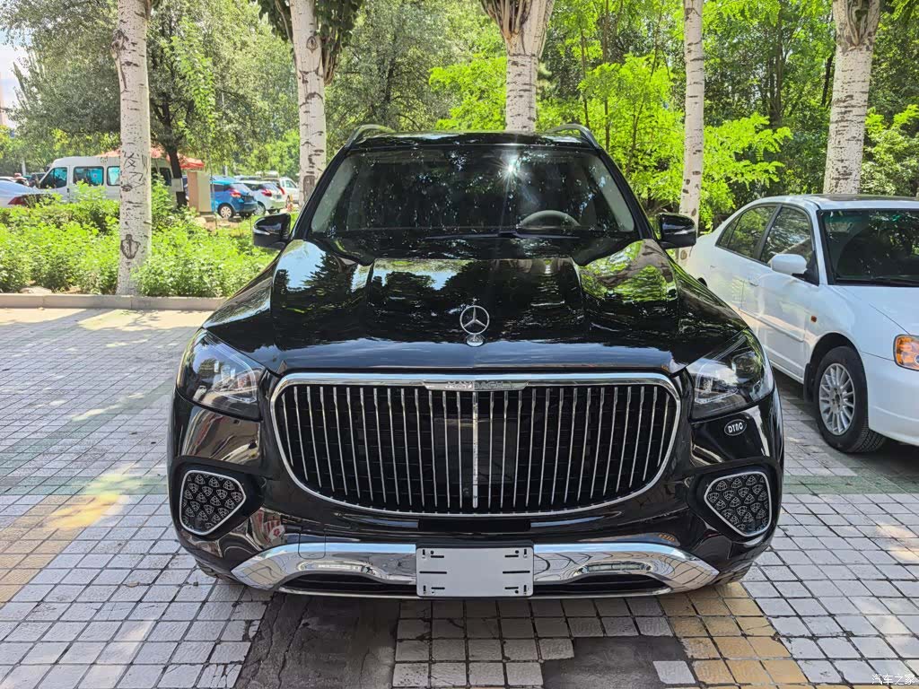 Maybach GLS, 2024 3