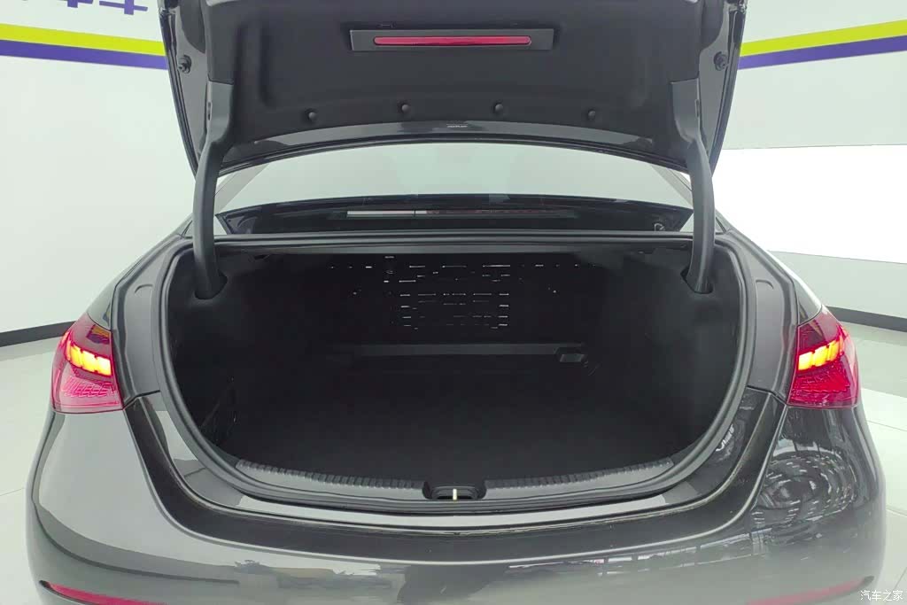 Mercedes-Benz C-Class, 2024 4