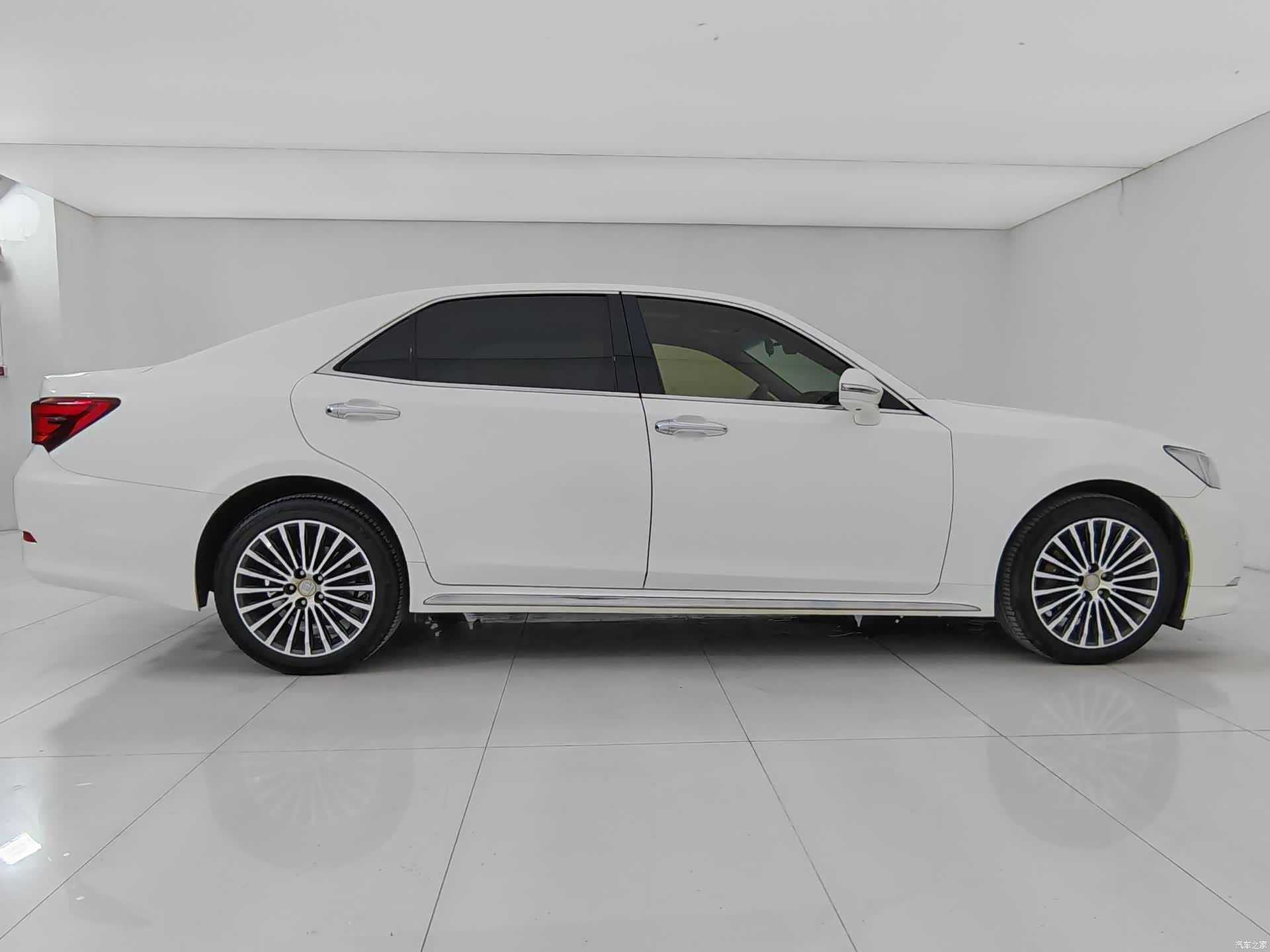 Toyota Crown, 2018 все фото