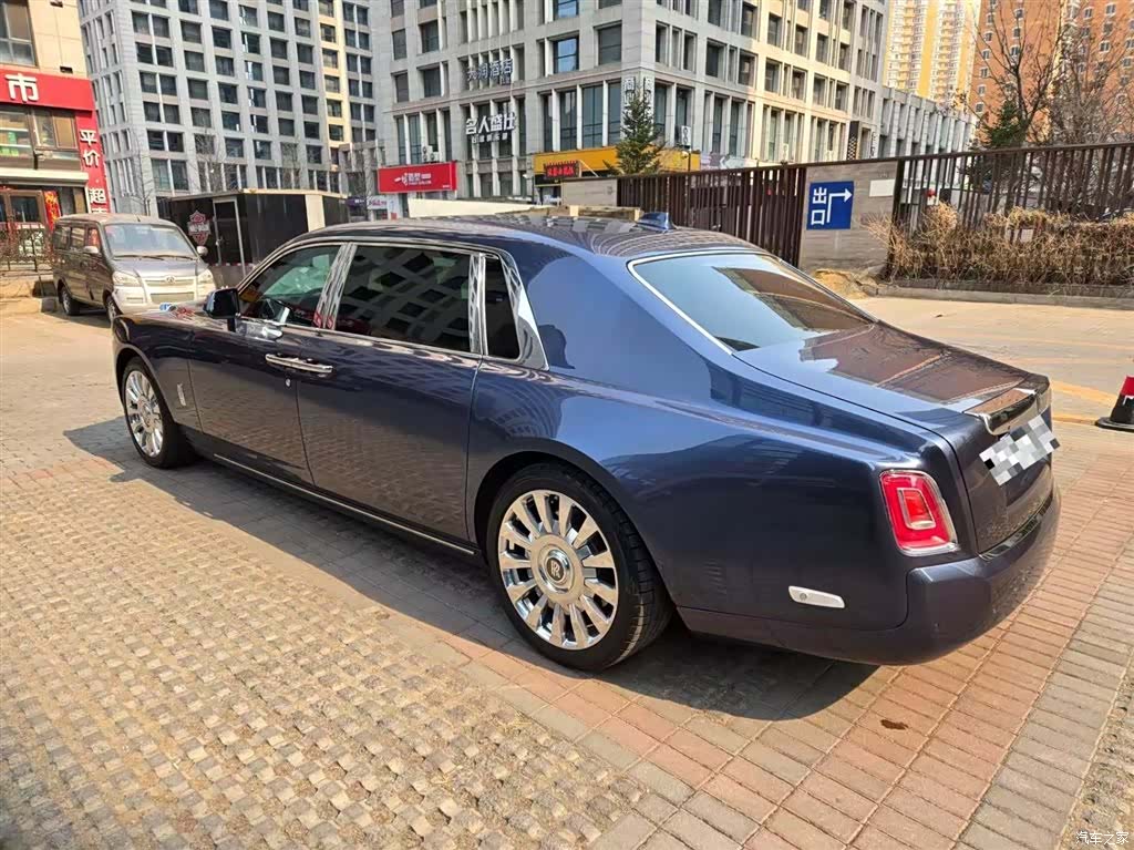 Rolls-Royce Phantom, 2024 3