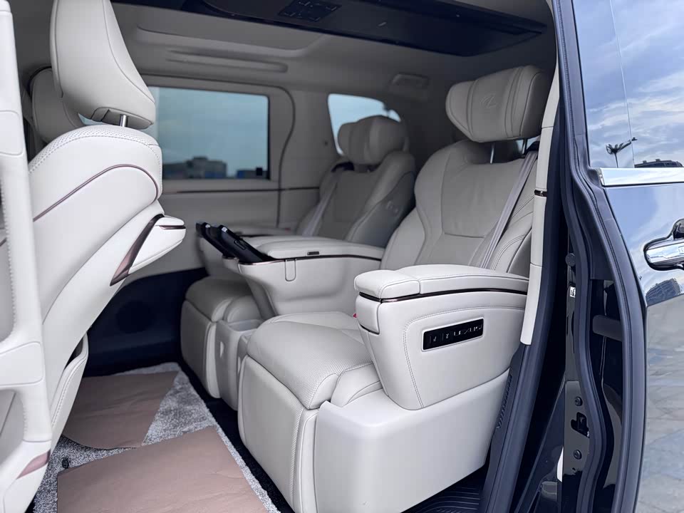 Lexus LM Lexus LM