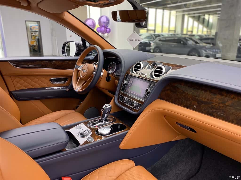 Bentley Bentayga, 2018 9