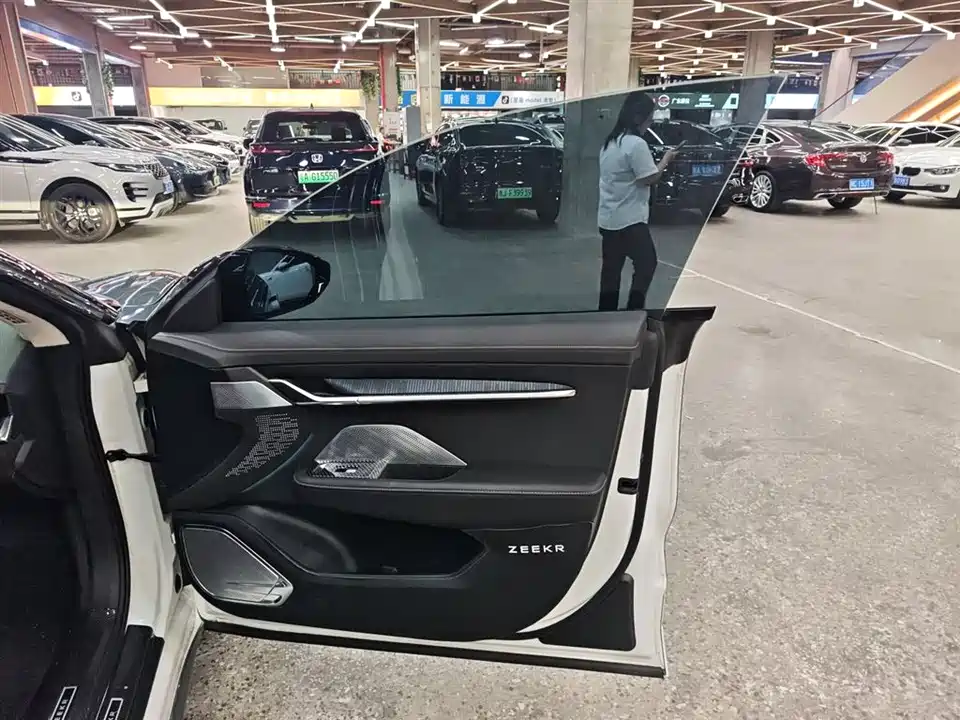Zeekr 001