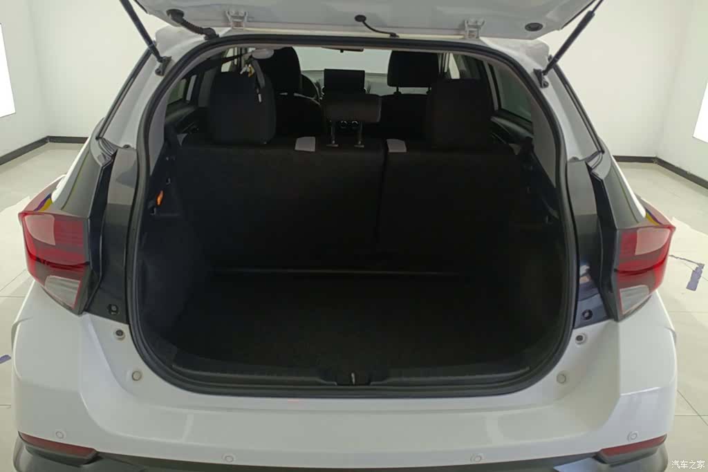 Toyota YARiS L, 2020 4