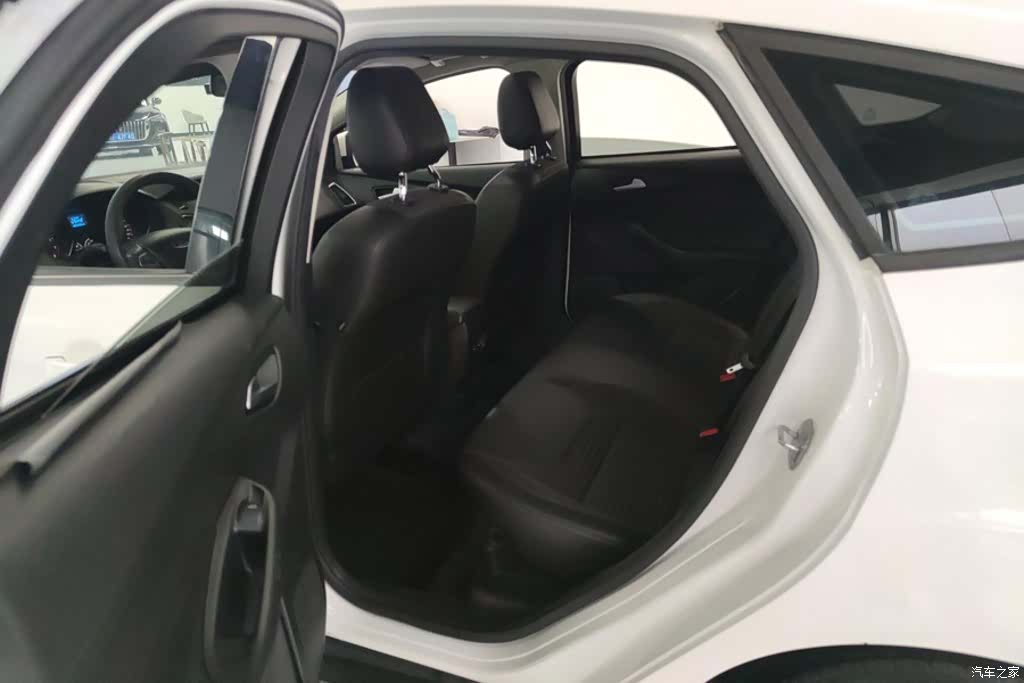 Ford Focus, 2018 11
