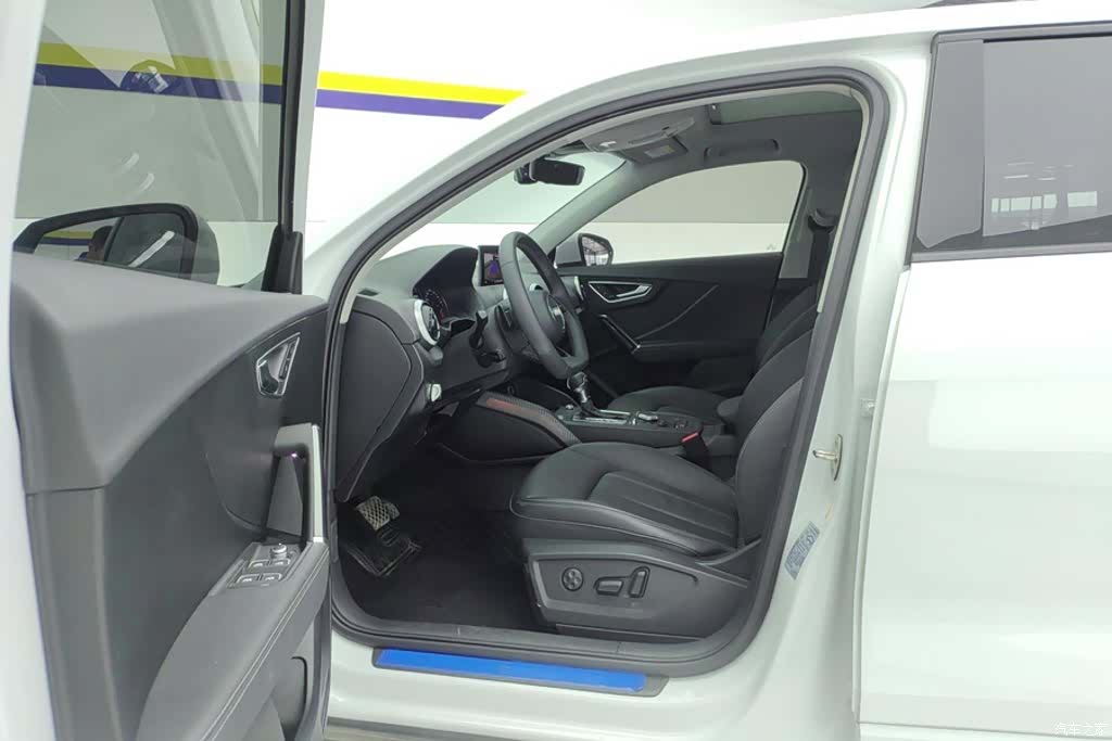 Audi Q2L, 2023 9