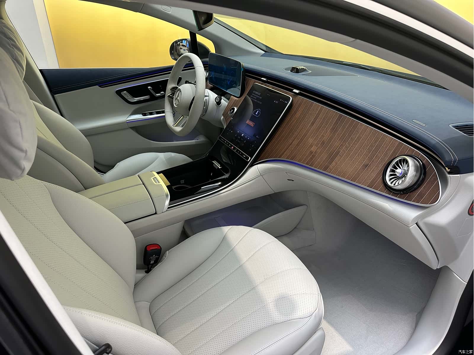 Mercedes-Benz EQE, 2025 14