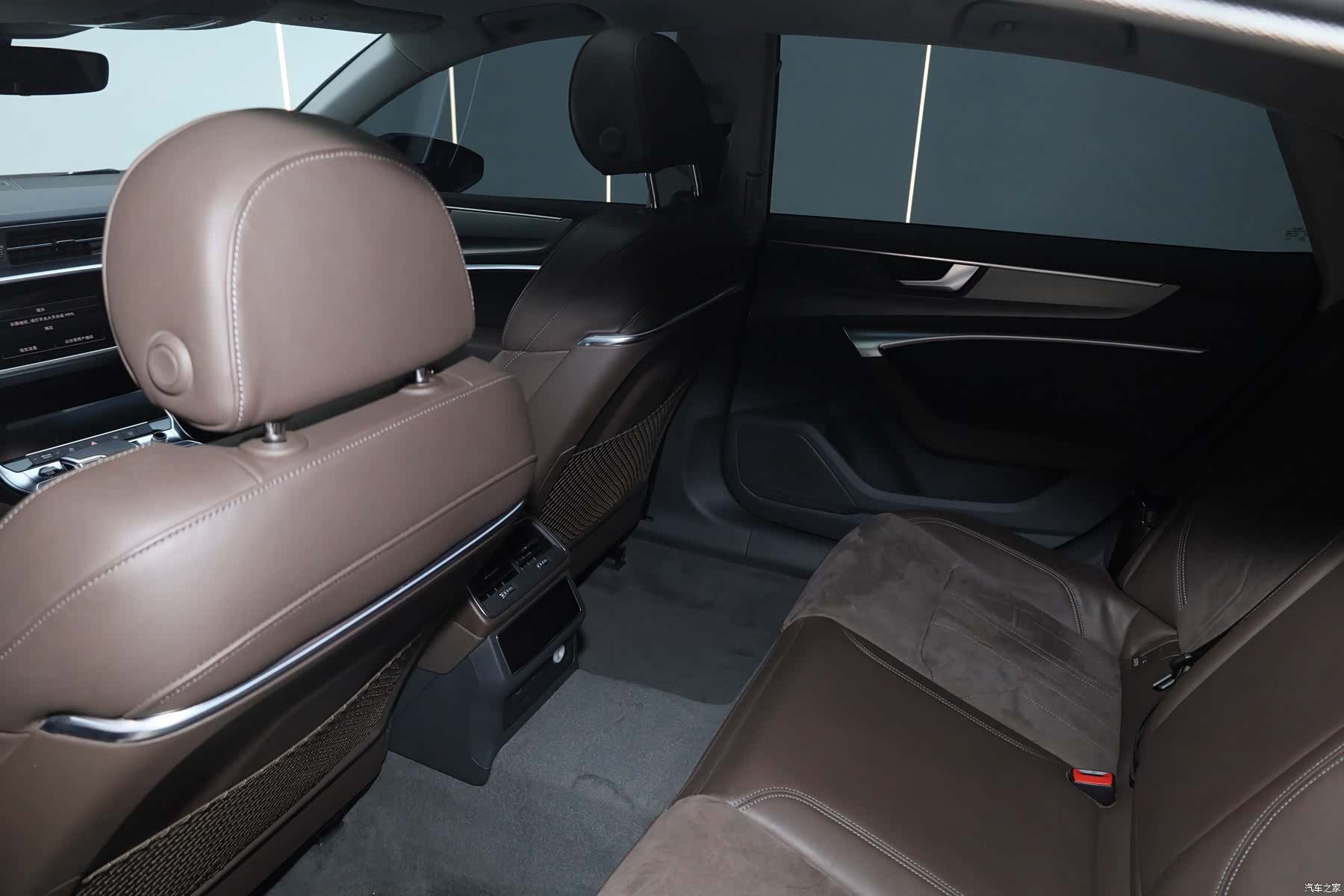 Audi A7L, 2024 14