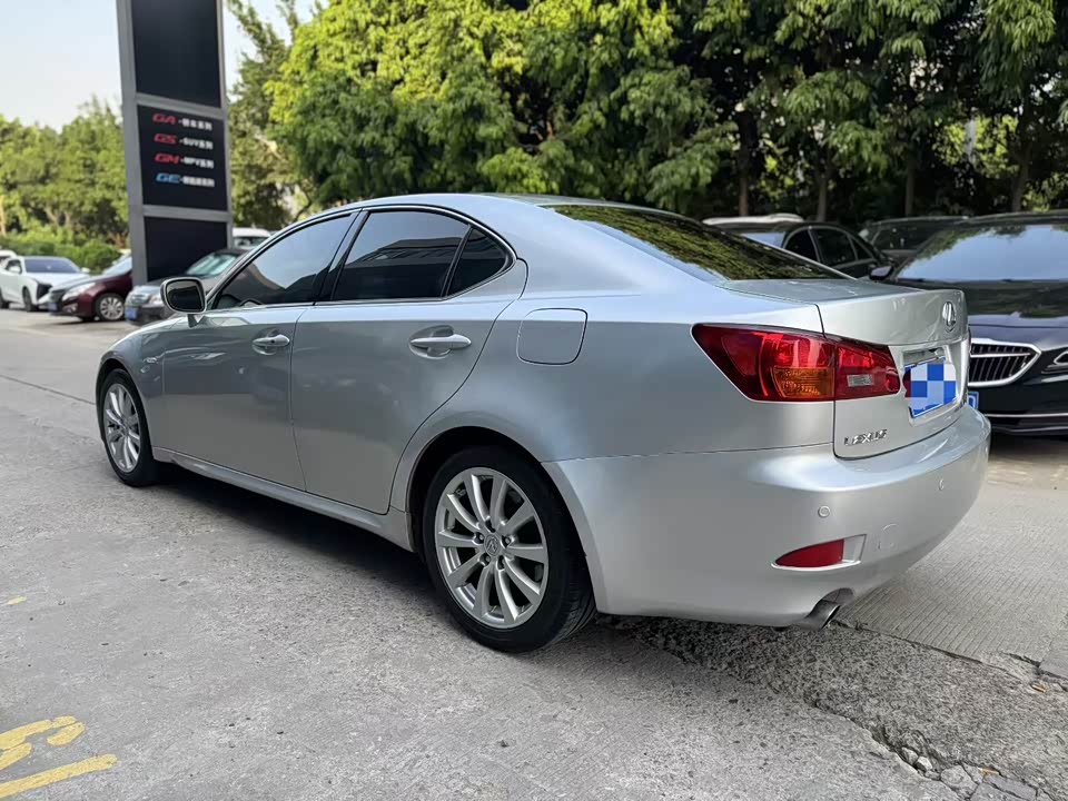 Lexus IS