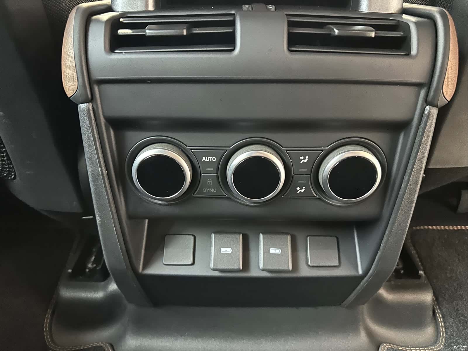 Land Rover Defender, 2023 17