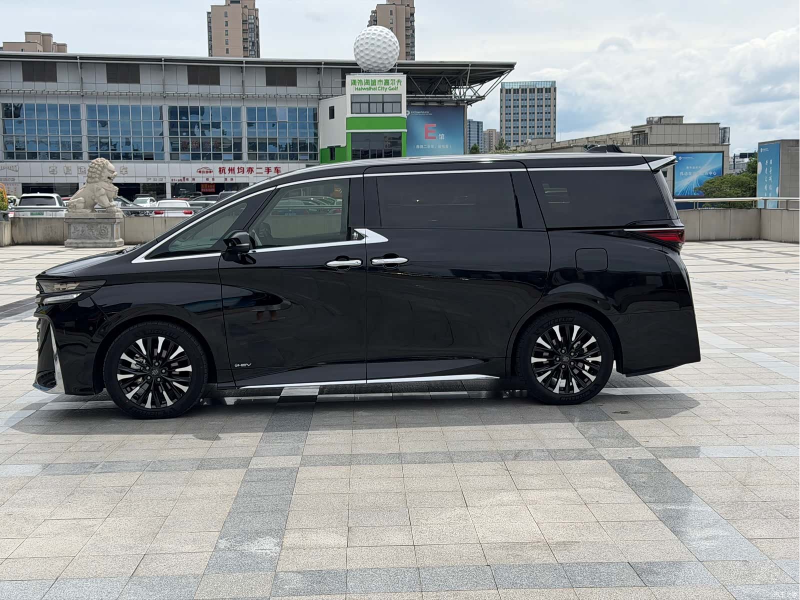 Toyota Vellfire, 2024 3