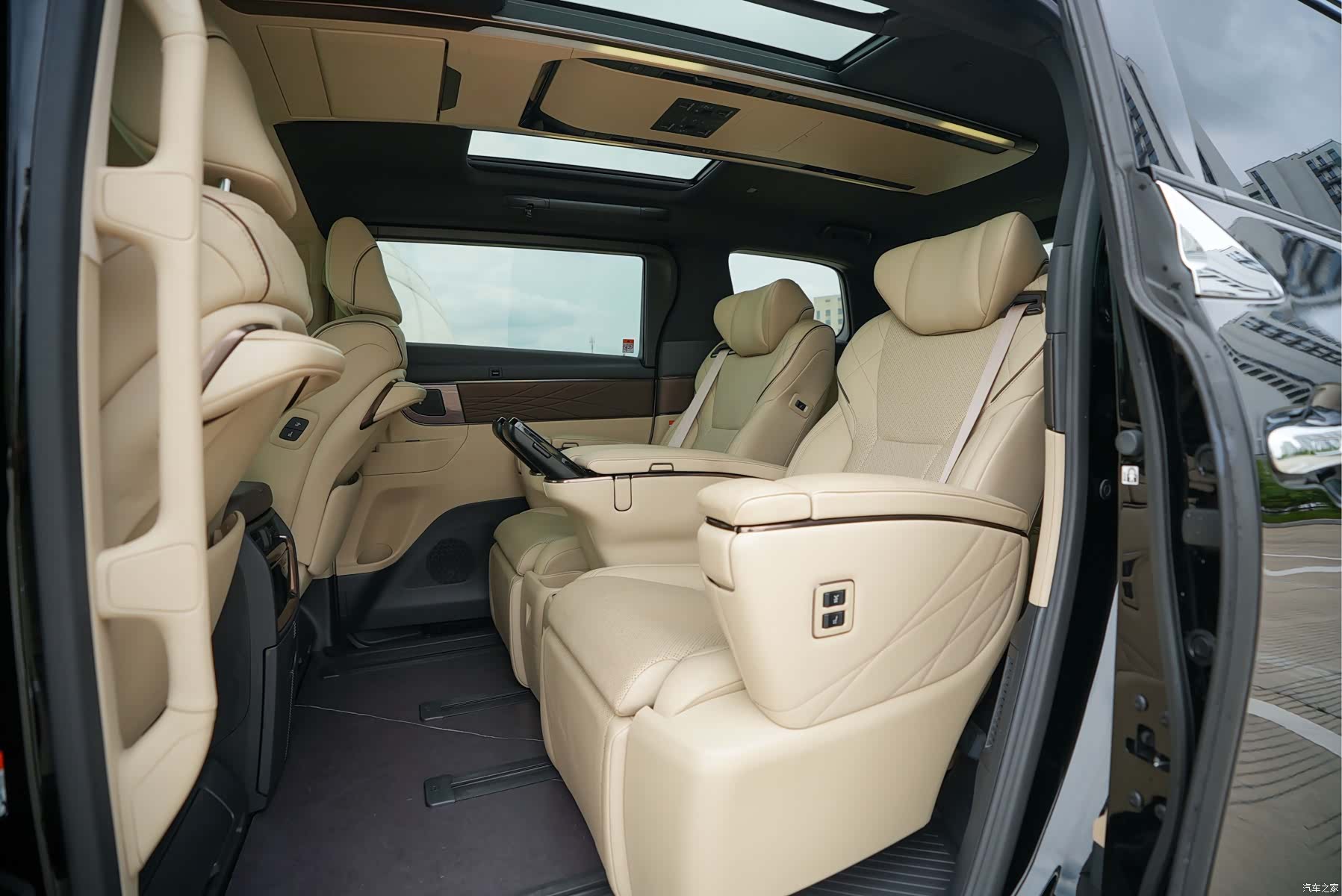 Toyota Alphard, 2023 11