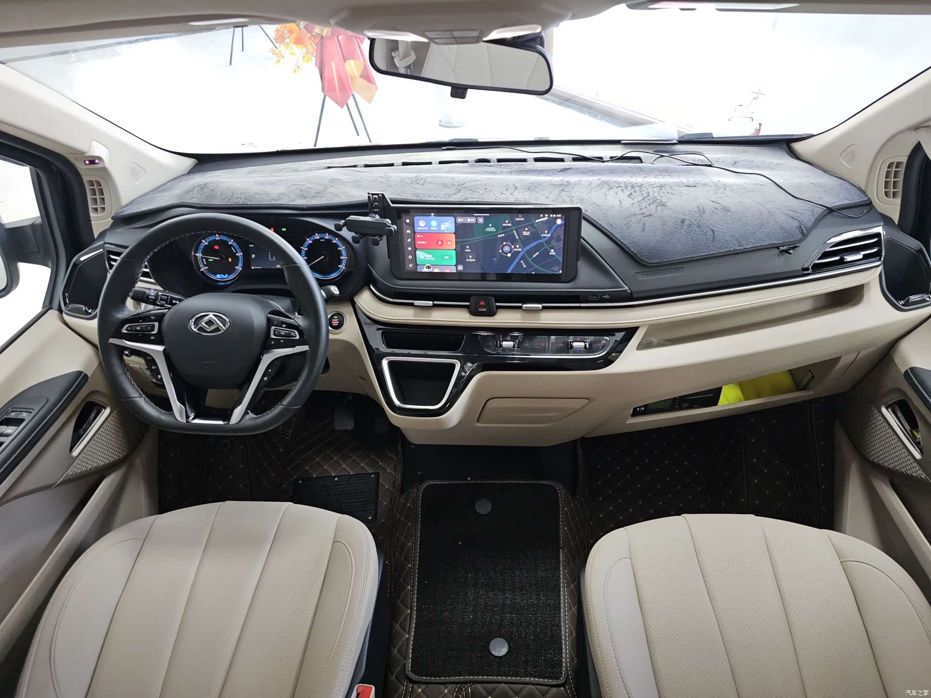 Maxus EV70, 2025 11