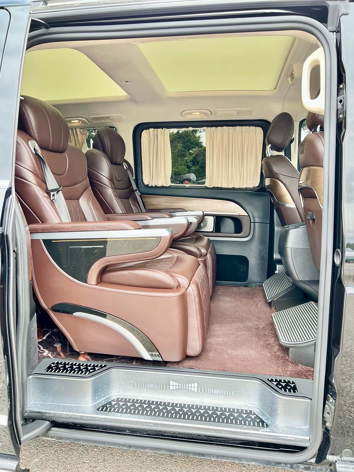 Mercedes-Benz V-Class, 2024 13