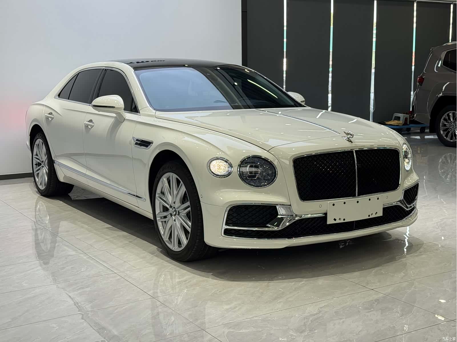 Bentley Flying Spur, 2024 3