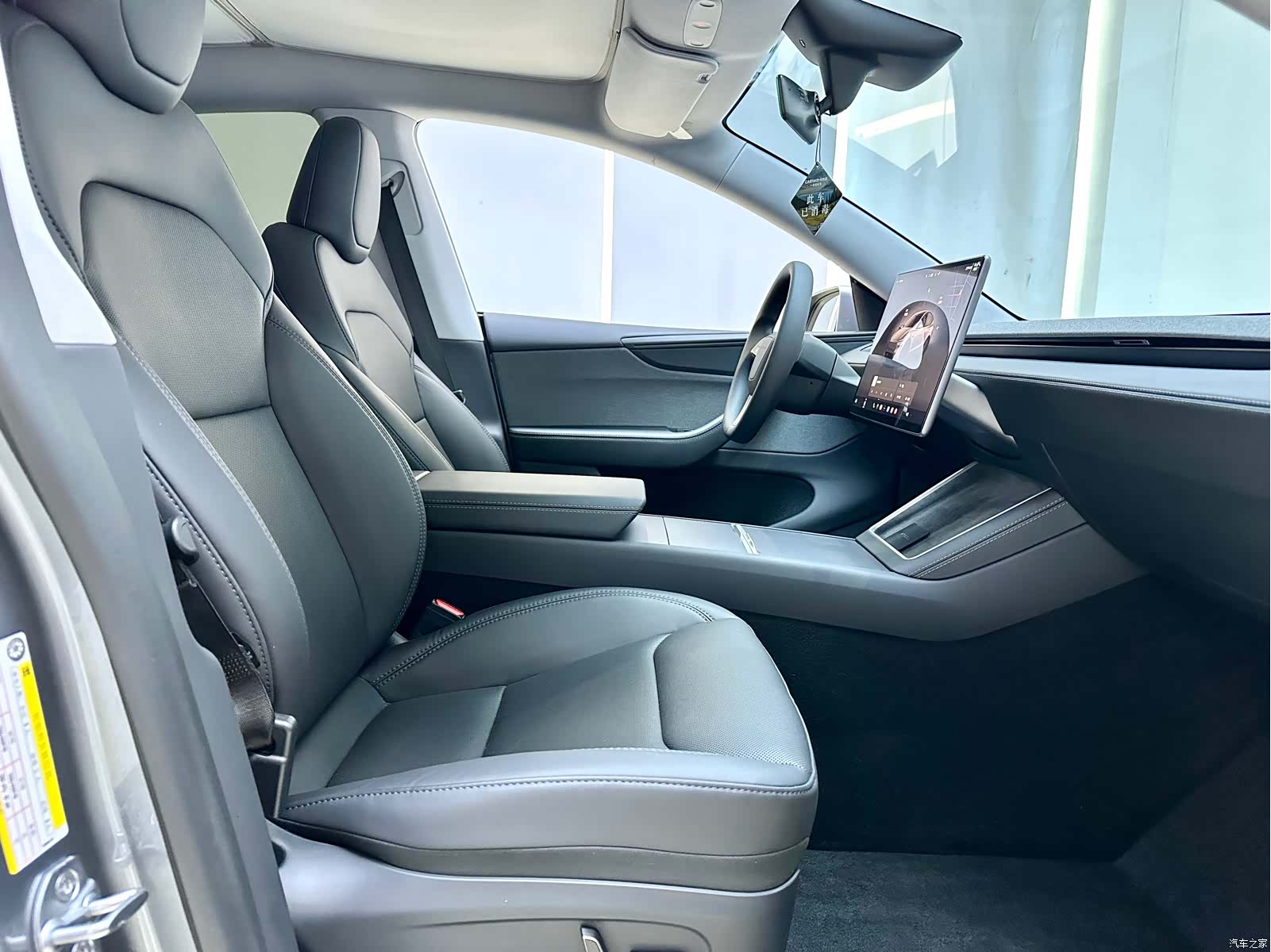 Tesla Model Y, 2025 11