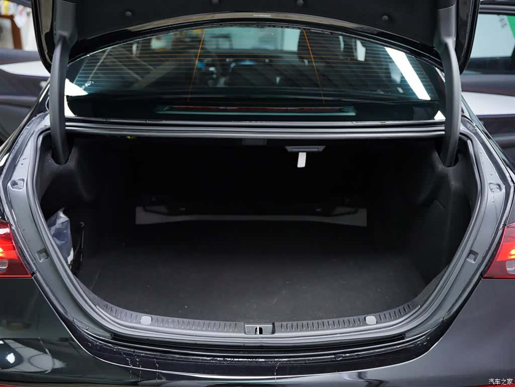 Mercedes-Benz E-Class, 2023 41