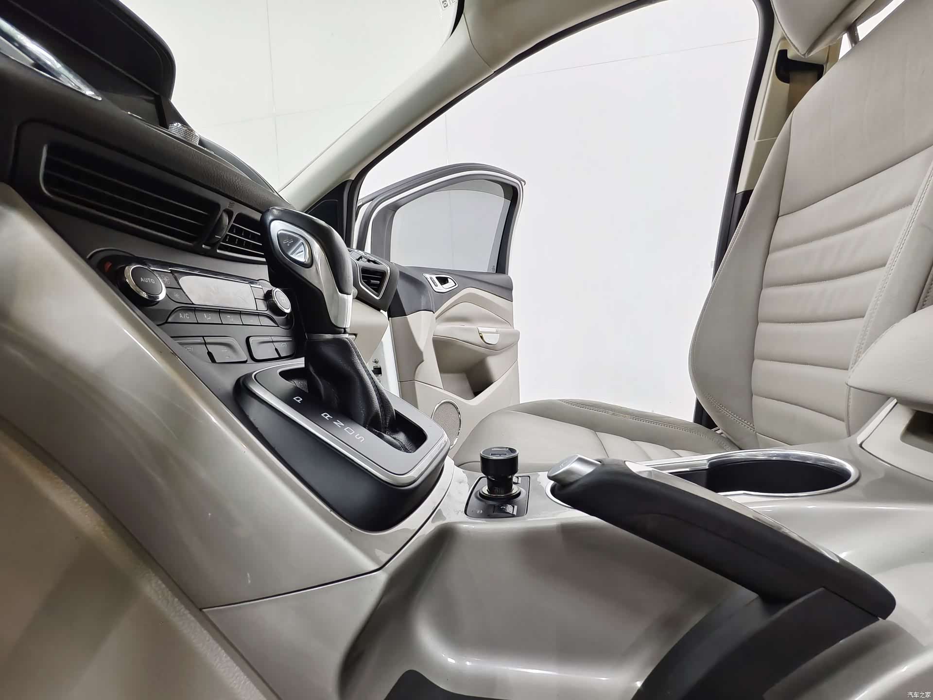 Ford Kuga, 2014 12