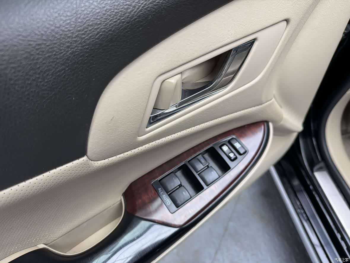 Toyota Crown, 2011 13