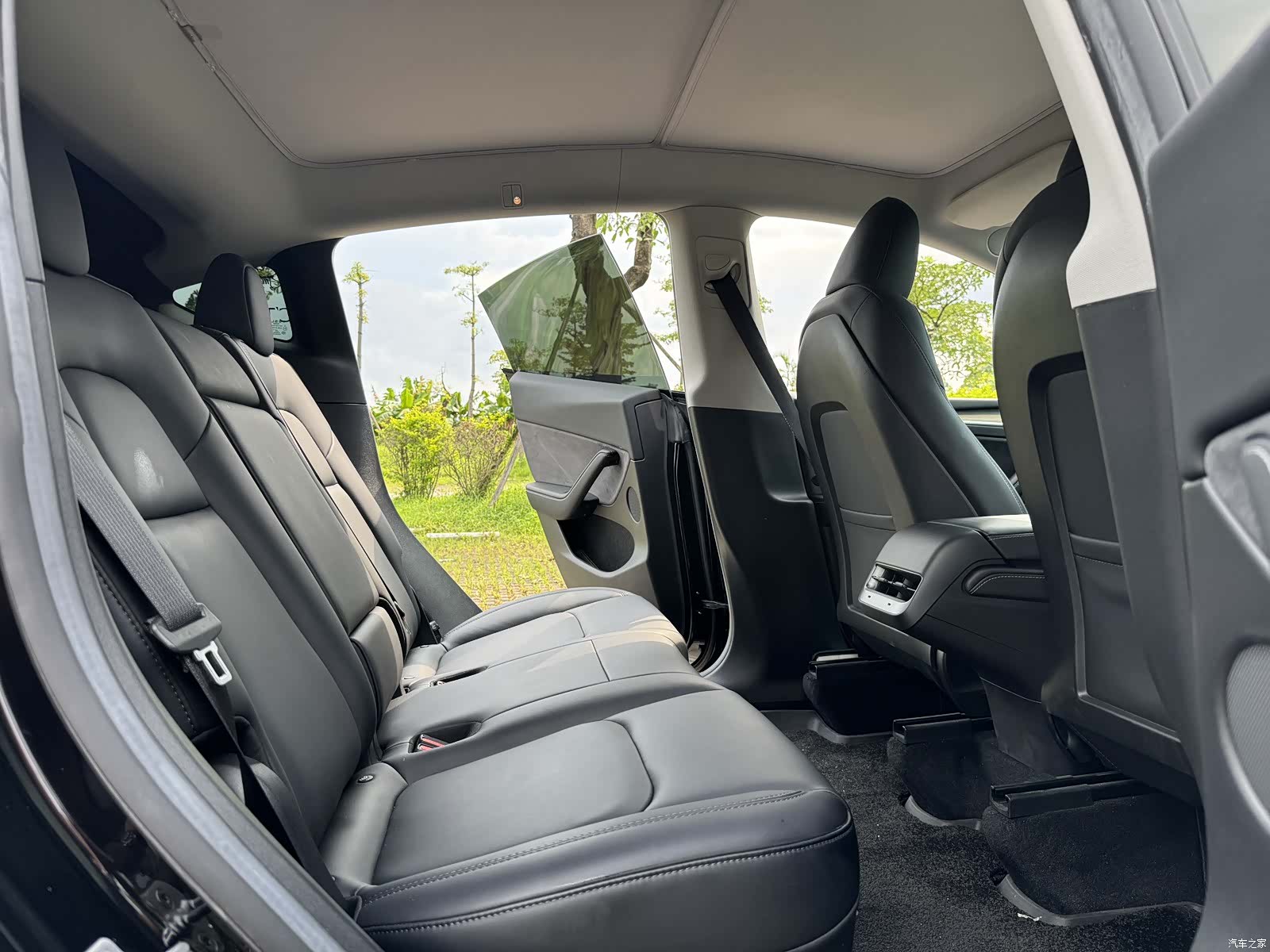 Tesla Model Y, 2023 16