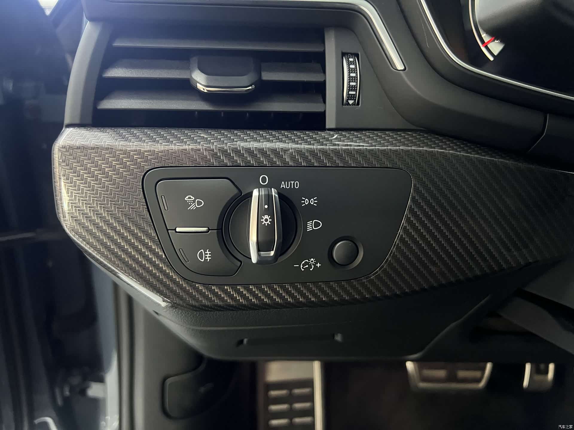 Audi A4L, 2022 все фото