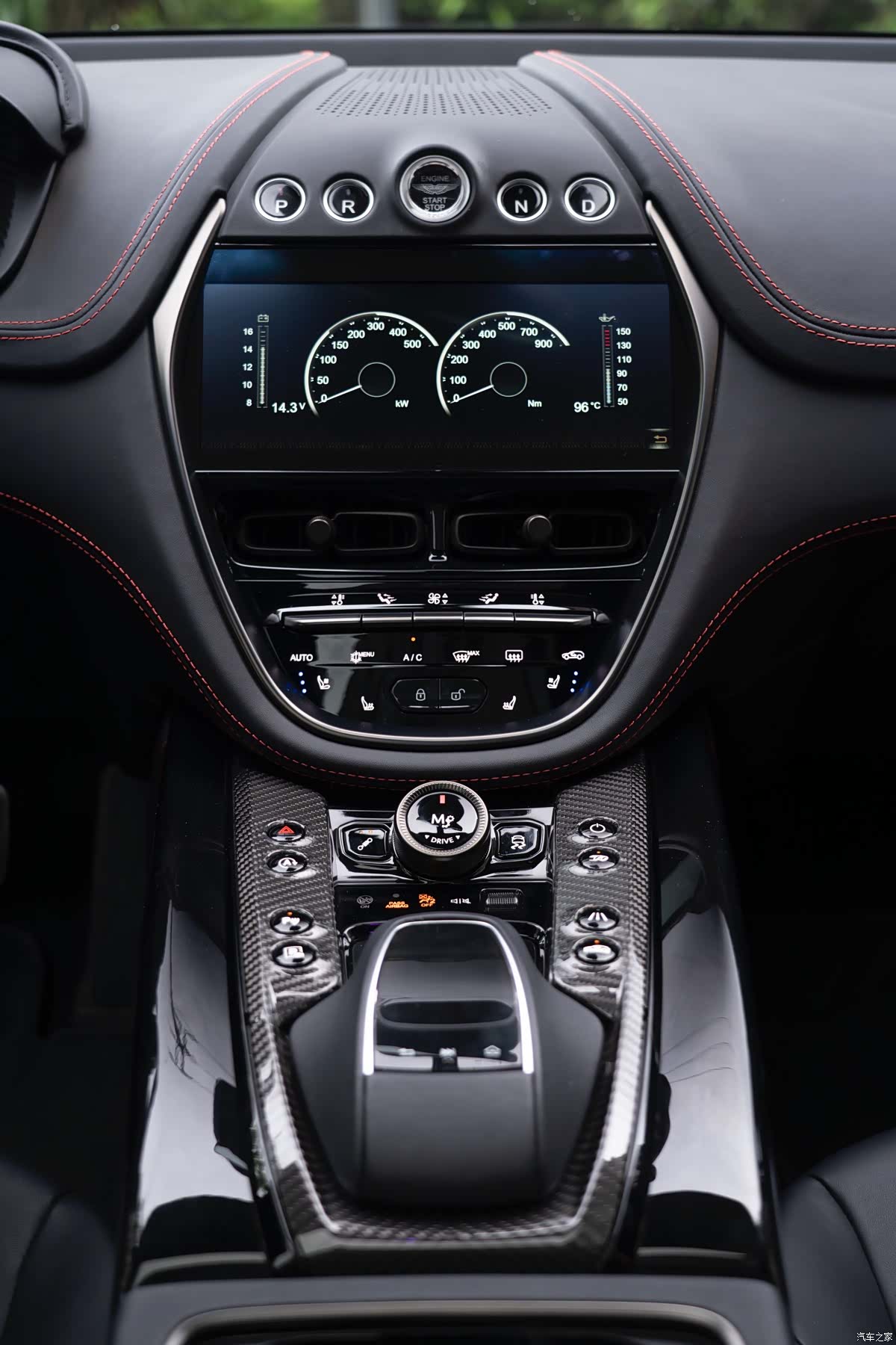 Aston Martin DBX, 2024 19