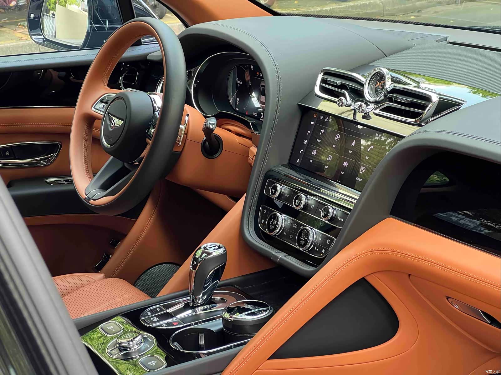 Bentley Bentayga, 2023 10