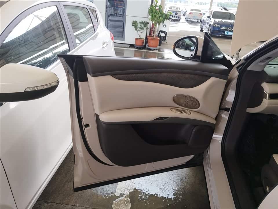 IM Motors Zhiji LS6 IM Motors Zhiji LS6
