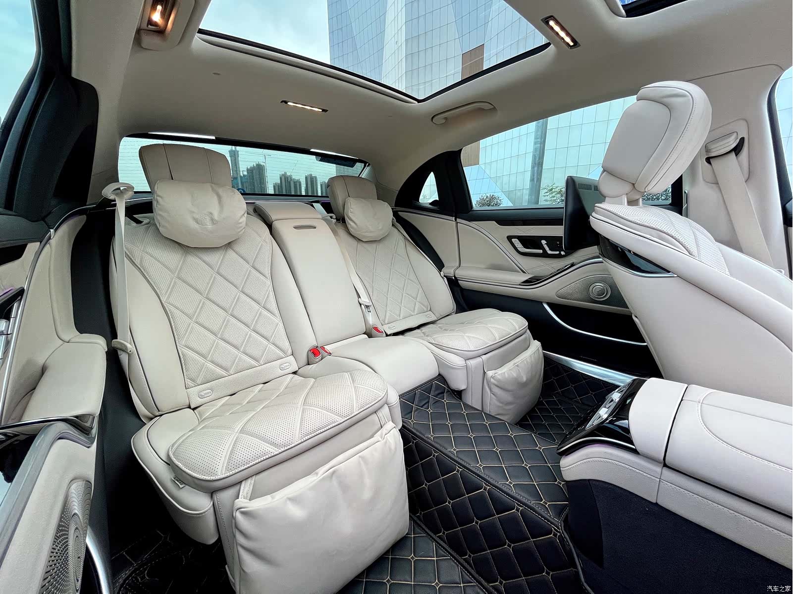 Maybach S-Class, 2023 12