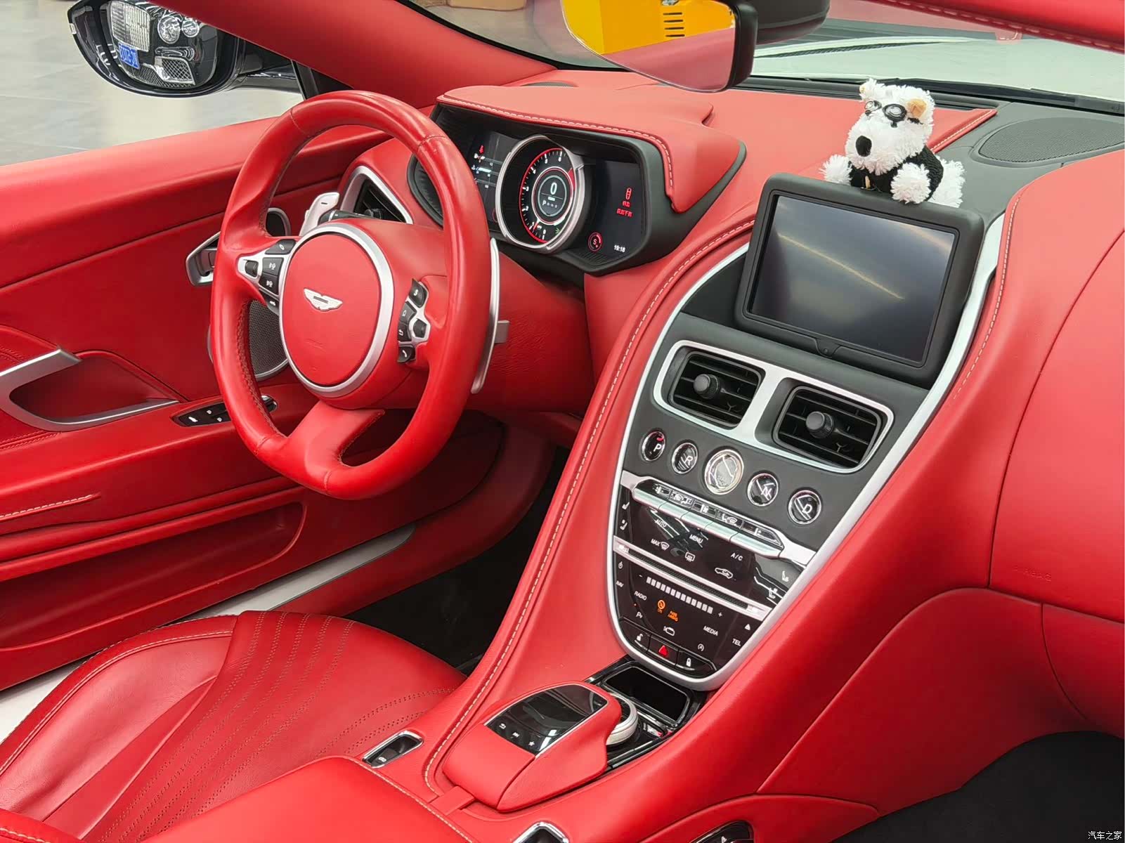 Aston Martin DB11, 2019 4