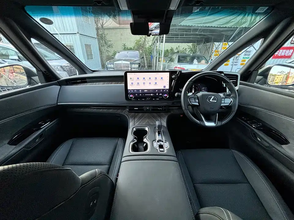 Lexus LM