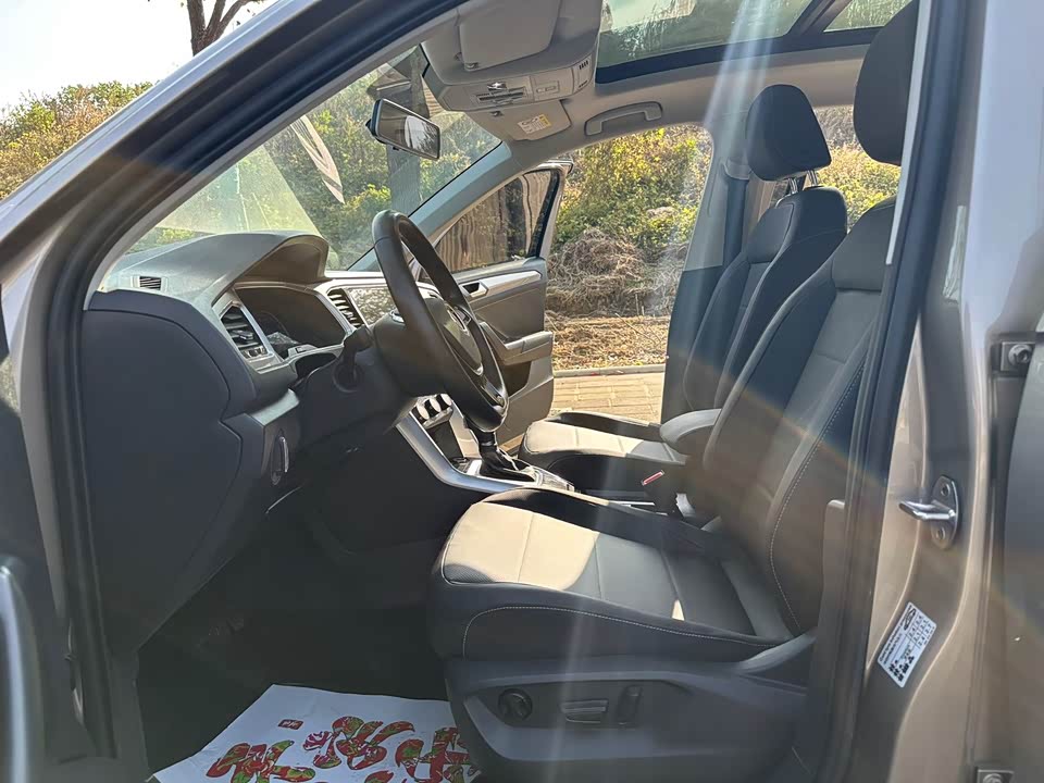 Volkswagen T-ROC exploring Songs