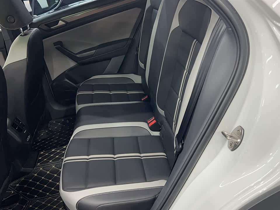 Volkswagen T-ROC exploring Songs