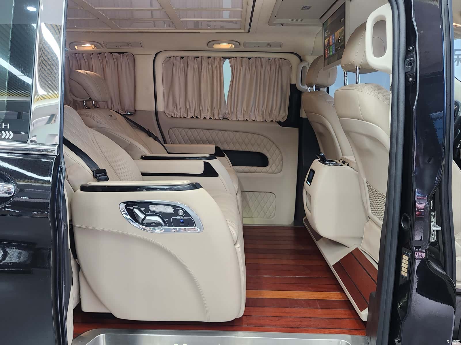 Mercedes-Benz 7, 2020 11